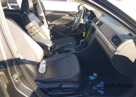 2017 Volkswagen Passat 1.8T R-Line z USA, uszkodzony, nr VIN 1VWDT7A33HC010989